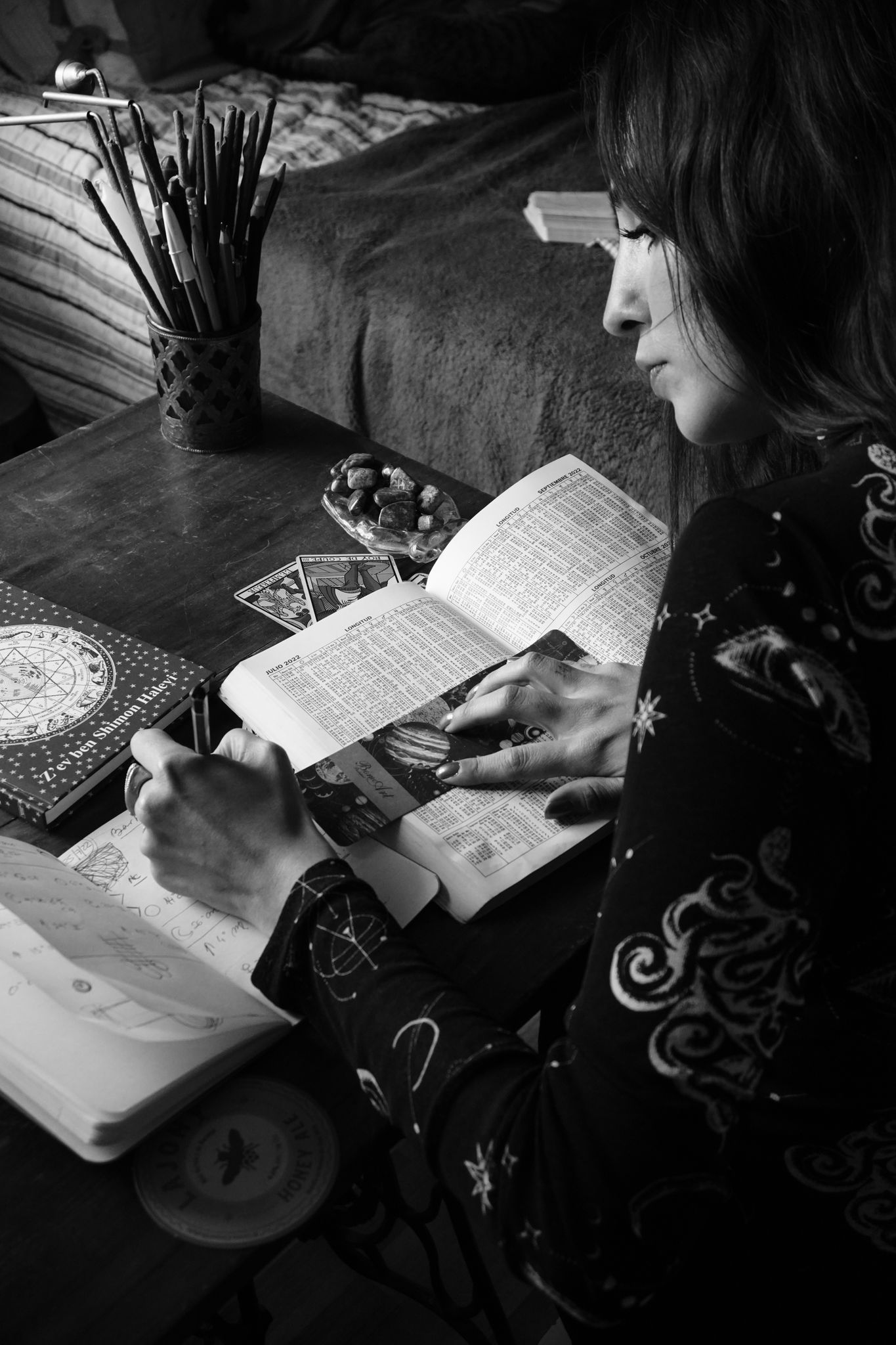Crafting the Perfect Blog Structure: A Guide for Effective Blogging 1 black and white image of a woman